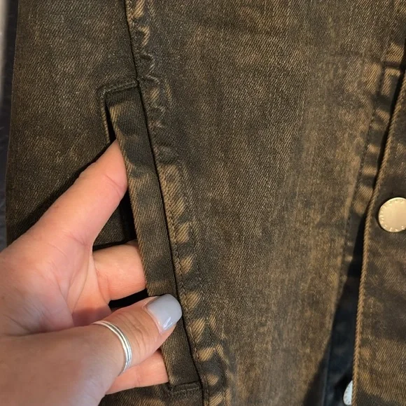 L'AGENCE Janelle Raw Cut Slim Denim Jacket
L'AGENCE - Picture 6 of 7